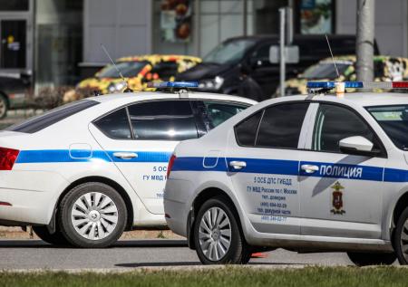 В Москве автомобиль сбил троих пешеходов на тротуаре, один человек погиб