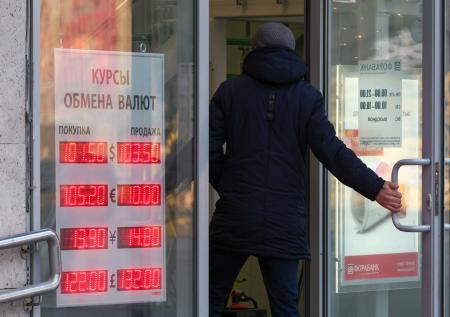 Доллар пробил дно: курсы в обменниках, пора покупать валюту или нет