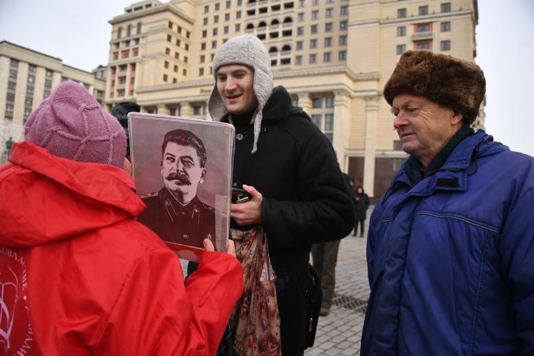 Сторонники Коммунистической партии и представители общественных организаций левого национально-патриотического движения идут возлагать венки и цветы к мавзолею Ленина на Красной площади