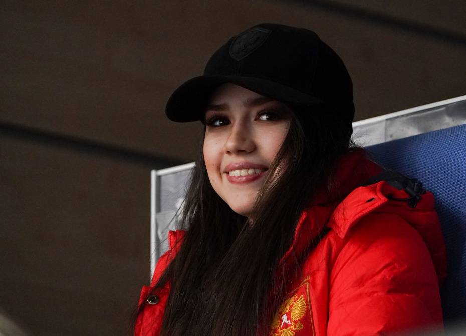 Алина Загитова на зрительской трибуне во время матча второго этапа Еврохоккейтура 2020/21 Кубок Первого канала между сборными командами России и Чехии