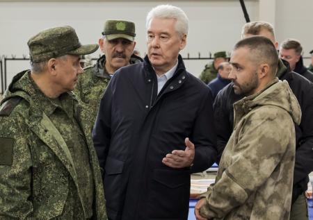 Шойгу и Собянин проверили работу пункта отбора контрактников в Москве