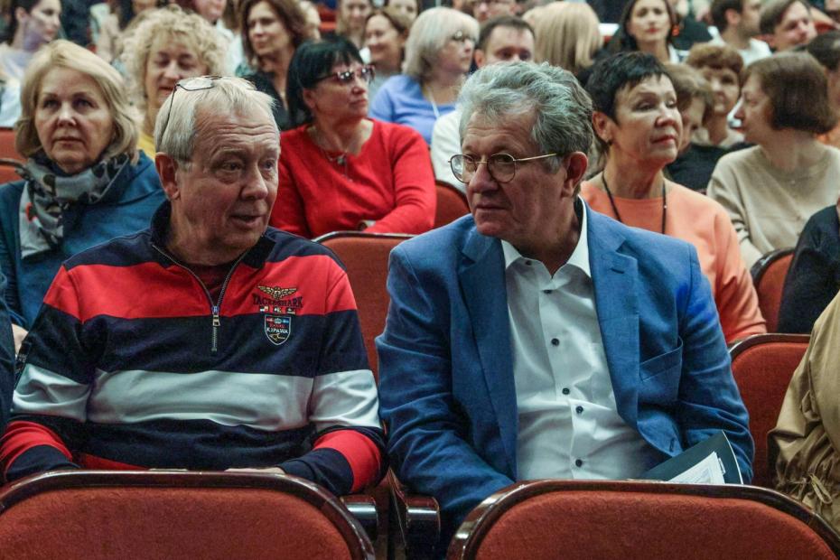 Актер Андрей Ильин (справа) во время сбора труппы театра имени Евгения Вахтангова в преддверии открытия 102-го театрального сезона