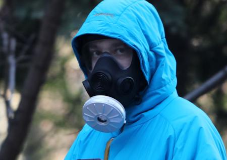 Мужчина в респираторе упал в обморок с открытыми глазами в московском метро