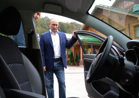 Почему Путин решил отобрать у чиновников иномарки