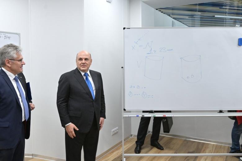Михаил Мишустин во время посещения филиала МГУ имени М. В. Ломоносова в поселке Сатис в Нижегородской области