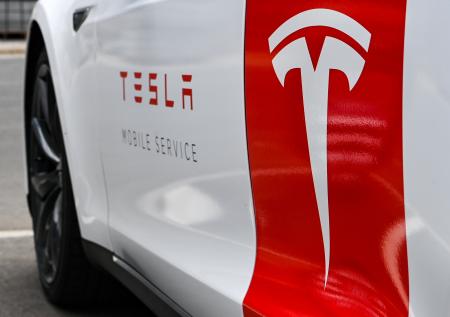 В США мужчина заживо сгорел в электрокаре Tesla