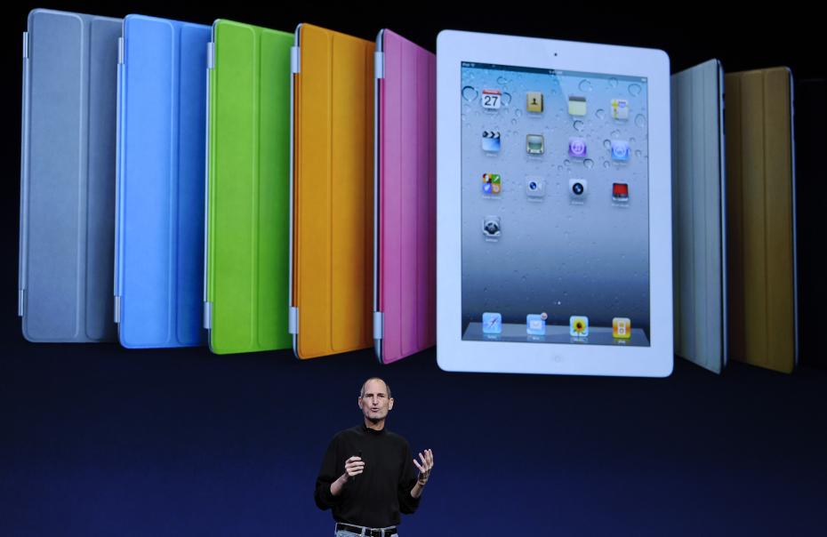 iPad 2 (на 33% тоньше, до 15% легче, оснащён двухъядерным процессором Apple A5, впервые появились камеры, а также версия белого цвета)