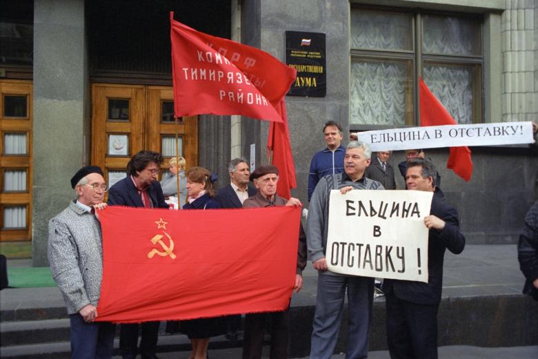 11 сентября. Митинг около Госдумы в Москве. До этого коммунисты блокировали многие инициативы правительства за счет думского большинства