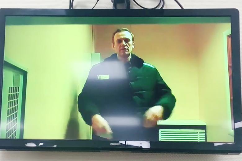 Алексей Навальный (на экране), отбывающий наказание в исправительной колонии