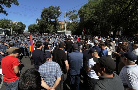 Армянская оппозиция проведет шествие в центре Еревана