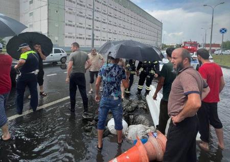 На востоке Москвы более 10 человек провалились в канализационный люк