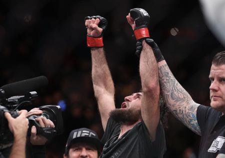 Магомедшарипов выиграл главный бой на турнире UFC в Москве