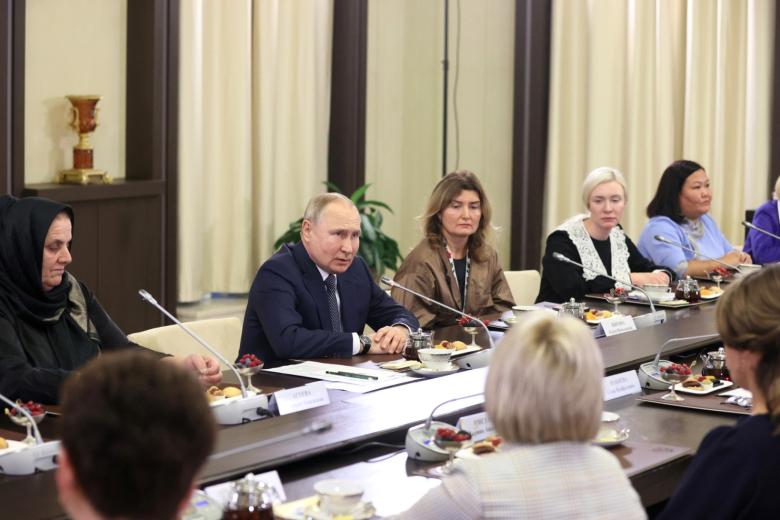Владимир Путин в ходе встречи с матерями военнослужащих – участников СВО