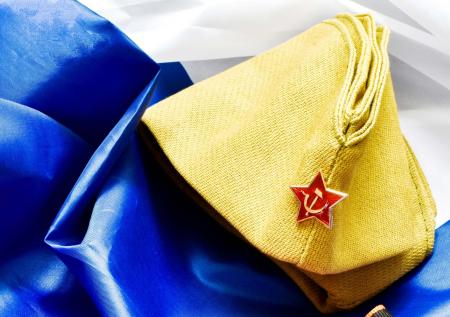 В Берлине женщину заставили снять солдатскую пилотку со звездой