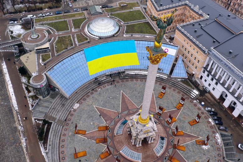 Большой украинский флаг изображен на торговом центре. Площадь Независимости. Киев