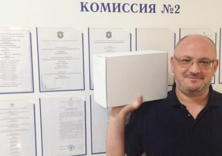 Общественник устроил одиночный пикет против Резника в Петербурге