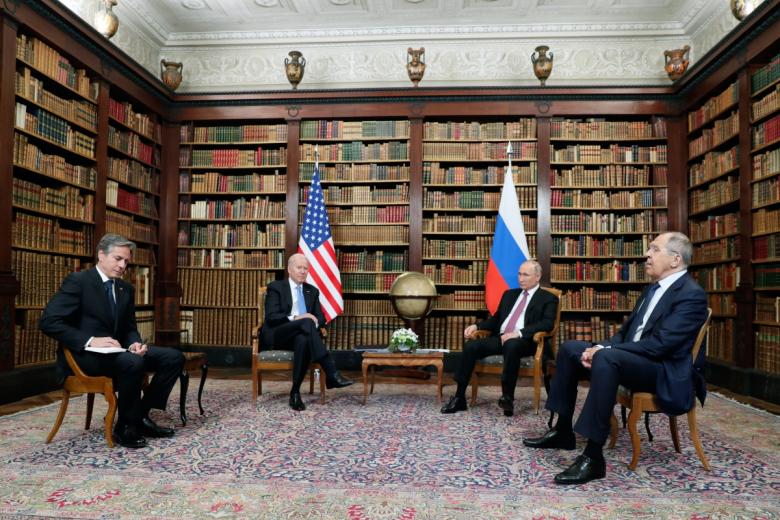 Президент РФ Владимир Путин и президент США Джо Байден (второй слева) во время встречи в Женеве на вилле Ла Гранж. Справа - министр иностранных дел РФ Сергей Лавров. Слева - госсекретарь США Энтони Блинкен