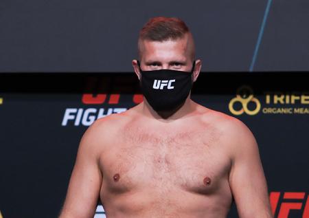 Тыбура нокаутировал Харриса на турнире UFC в Лас-Вегасе