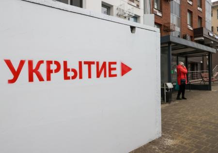 Появились кадры первых минут обстрела Белгорода, где жители ищут укрытие
