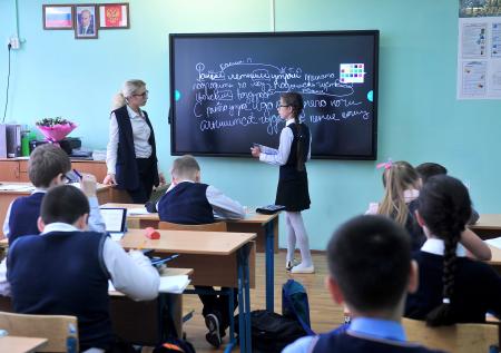 В школах всех регионов РФ возобновится очное обучение с 18 января