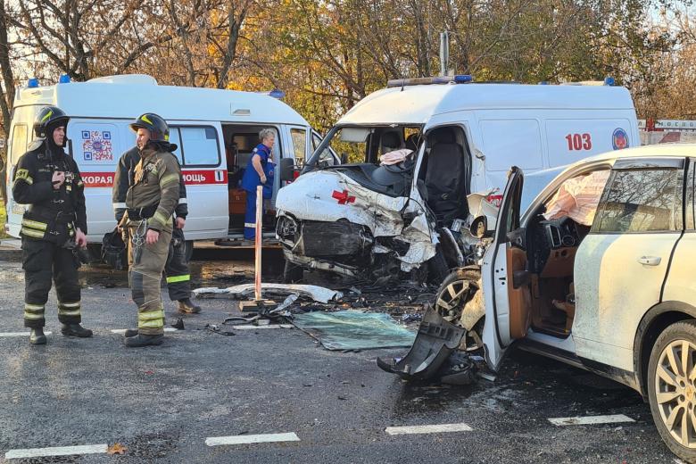 Последствия ДТП с участием машины скорой помощи и двух автомобилей