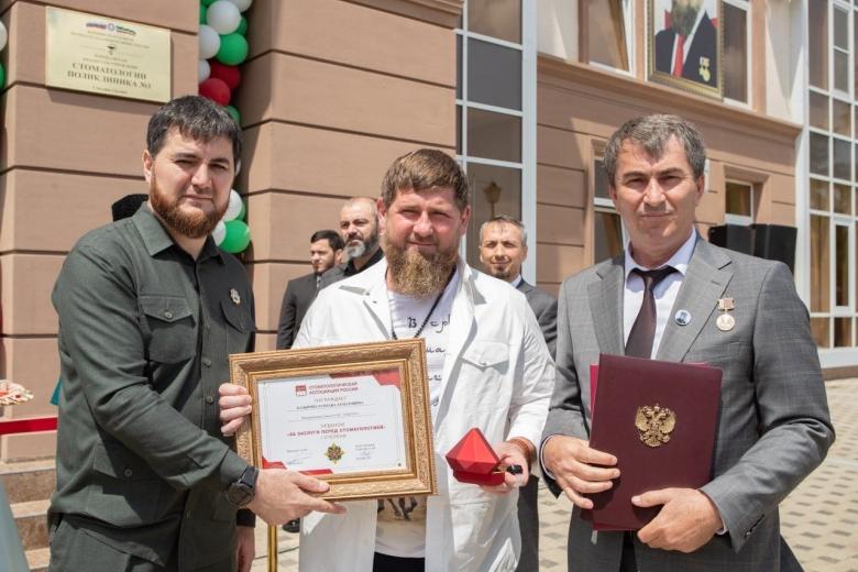 Главе Чечни Рамзану Кадырову вручили орден «За заслуги перед стоматологией»