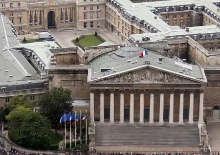 На тоненького: партия Макрона с трудом выиграла 1-й тур выборов в парламент