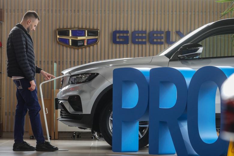 Автомобили в автосалоне Geely в Москве