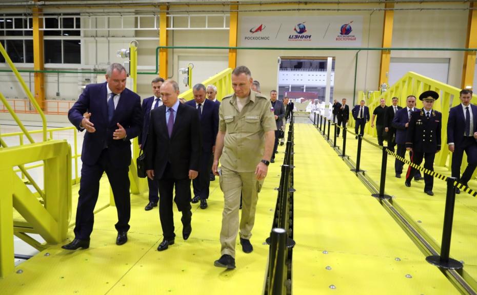 Директор Роскосмоса Дмитрий Рогозин и президент России Владимир Путин (слева направо) посещают космодром Восточный