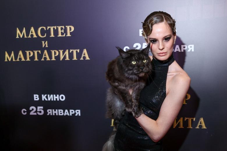 Изабель Эйдлен и кот Кеша на премьере фильма «Мастер и Маргарита» 