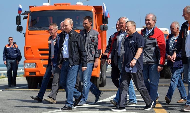 Президент РФ Владимир Путин со строителями перед началом торжественного митинга-концерта по случаю открытия автодорожной части Крымского моста