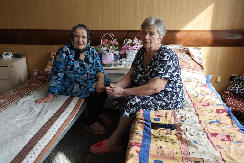 Эвакуированные жители в пункте временного размещения