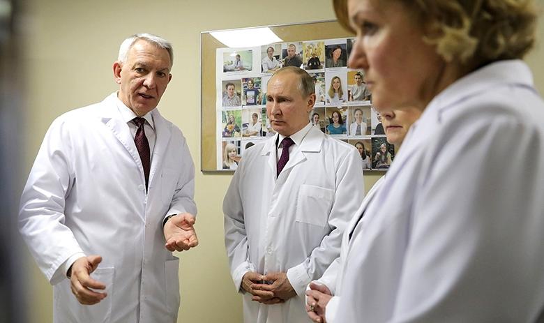 Президент РФ Владимир Путин (в центре)