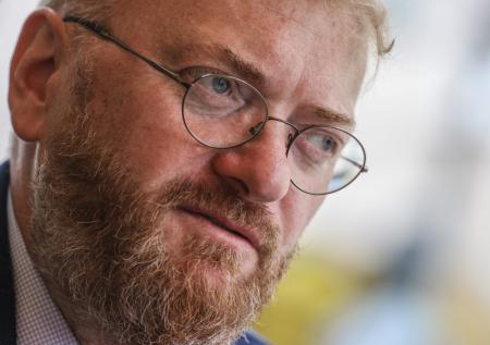 Милонов вступился за девушек, надевших никаб в московском метро