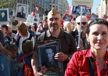 Яркие моменты «Бессмертного полка» в Москве
