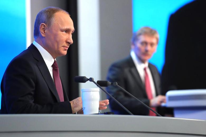 Президент РФ Владимир Путин и пресс-секретарь Дмитрий Песков