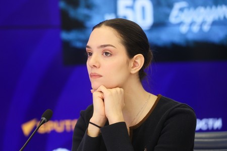 «Подложите ей поролон»: Медведева о сексуализации в фигурном катании