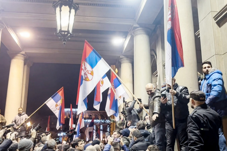 Сербия. Белград. Сторонники блока «Сербия против насилия» во время митинга у здания городской администрации.
