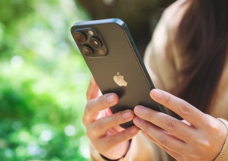 Цена на iPhone 15 в России упала в два раза
