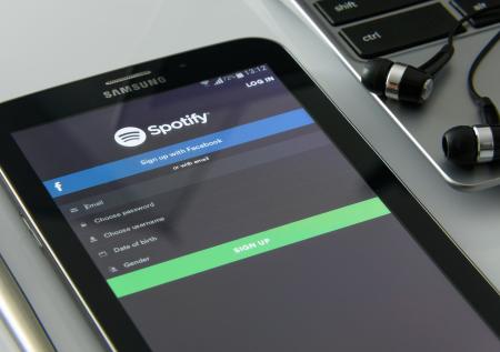 WSJ узнал размер платы музыкантам за прослушивания на Apple Music и Spotify