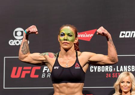 Бразильская амазонка покорила Bellator, борец избил ударника в стойке в UFC