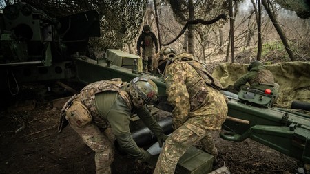 Появились фото попавшей под обстрел ВСУ жилой многоэтажки в Токмаке