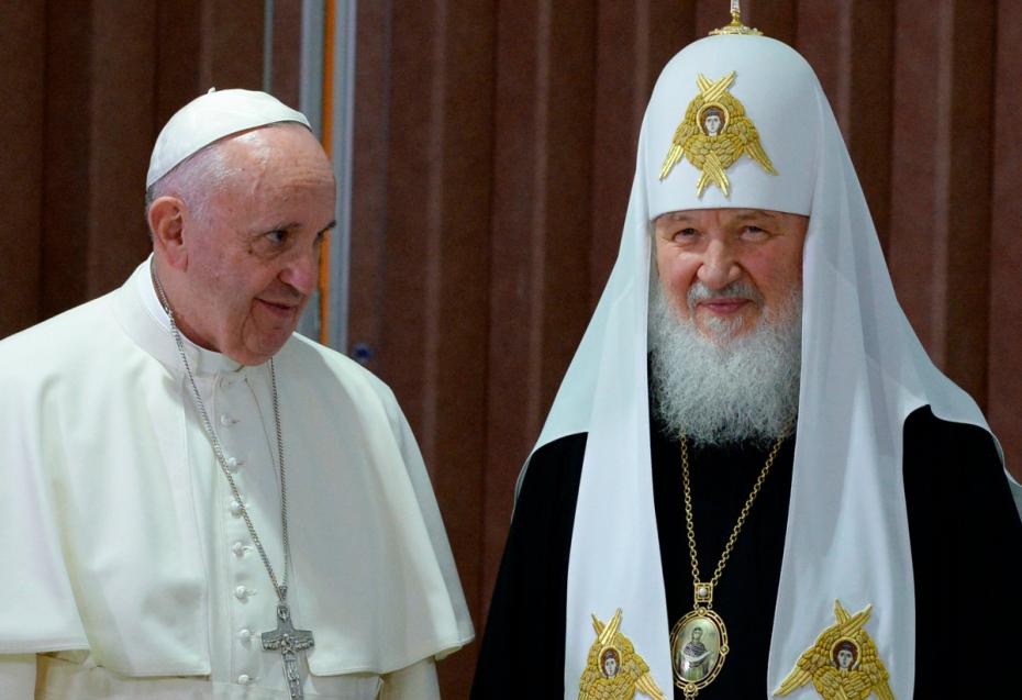 Патриарх Московский и всея Руси Кирилл (справа) и папа римский Франциск