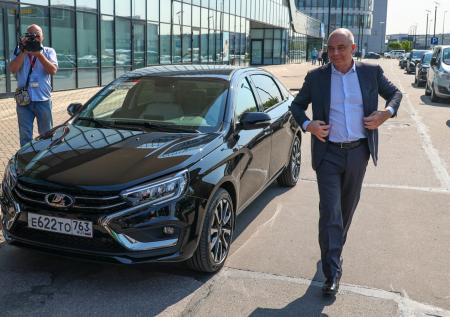 Lada вместо Lexus: какие авто можно покупать чиновникам, что с комфортом