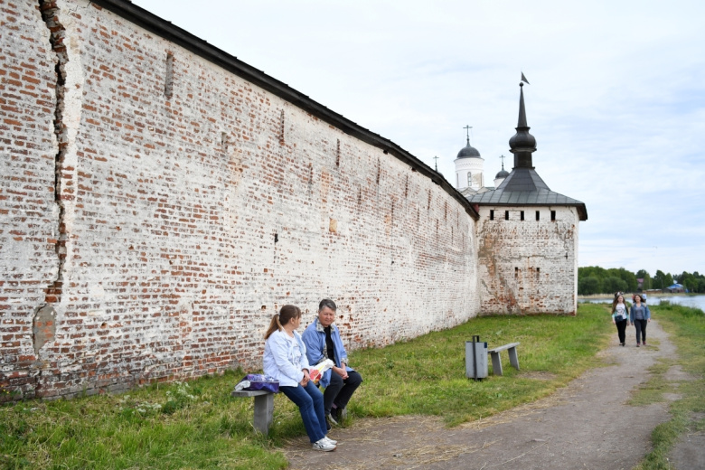 Посетители у стен Кирилло-Белозерского монастыря в Вологодской области