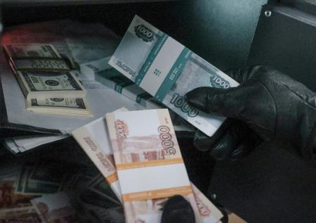 При обыске по делу о бронежилетах для военных нашли наличку
