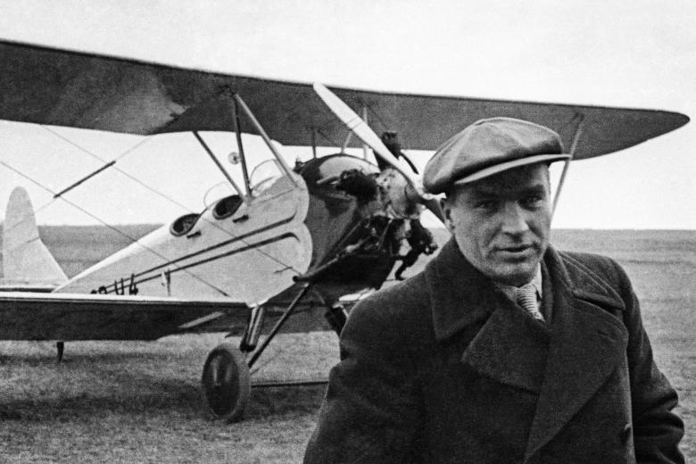 Герой Советского Союза Валерий Павлович Чкалов около учебного самолёта У-2