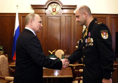 Путин вручил звезду Героя России отцу погибшего комбата ДНР Жоги