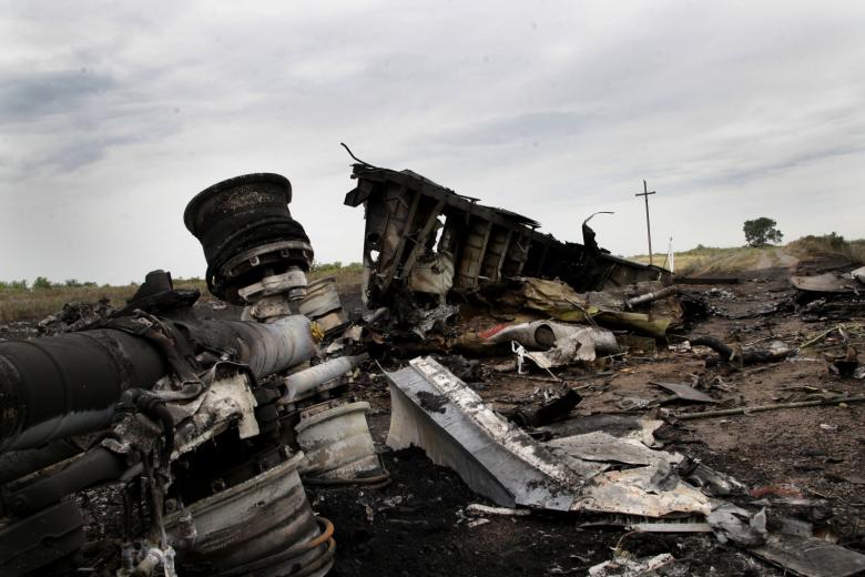 Обломки на месте крушения рейса MH17 Malaysian Airlines