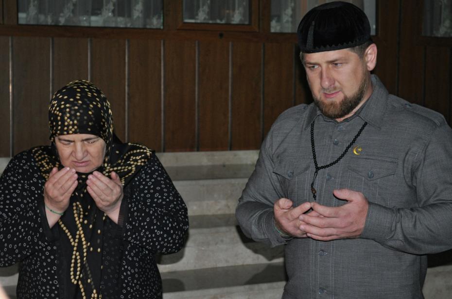 Глава Чеченской Республики Рамзан Кадыров и его мать Аймани Кадырова читают молитву во время празднования Ураза-байрама в селе Центарой